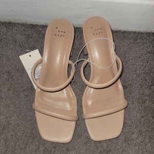 NWT Heels 8.5W